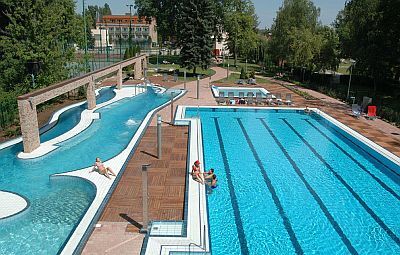 Schwimmbad ins Holiday Beach Budapest Wellness und Konferenz Hotel in Buda
