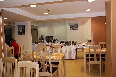 Frühstückzimmer von Hotel Pest Inn in Kobanya in der Nähe von Hungexpo und Flughafen