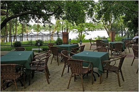 Alfa Art Hotel - Terrasse mit Panoramablick auf die Donau